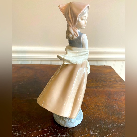 NAO by Lladro figurine girl with basket - pre-owned - Picture 5 of 6